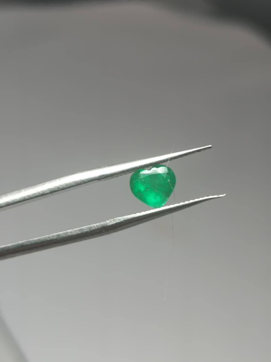 Esmeralda natural tallada en corazón, de verde vibrante y cautivador. Romántica, elegante y perfecta para una joya inolvidable.