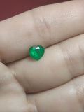 Esmeralda natural tallada en corazón, de verde vibrante y cautivador. Romántica, elegante y perfecta para una joya inolvidable.