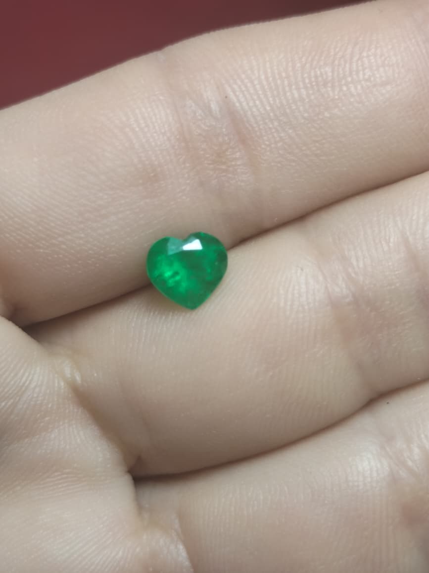 Esmeralda natural tallada en corazón, de verde vibrante y cautivador. Romántica, elegante y perfecta para una joya inolvidable.