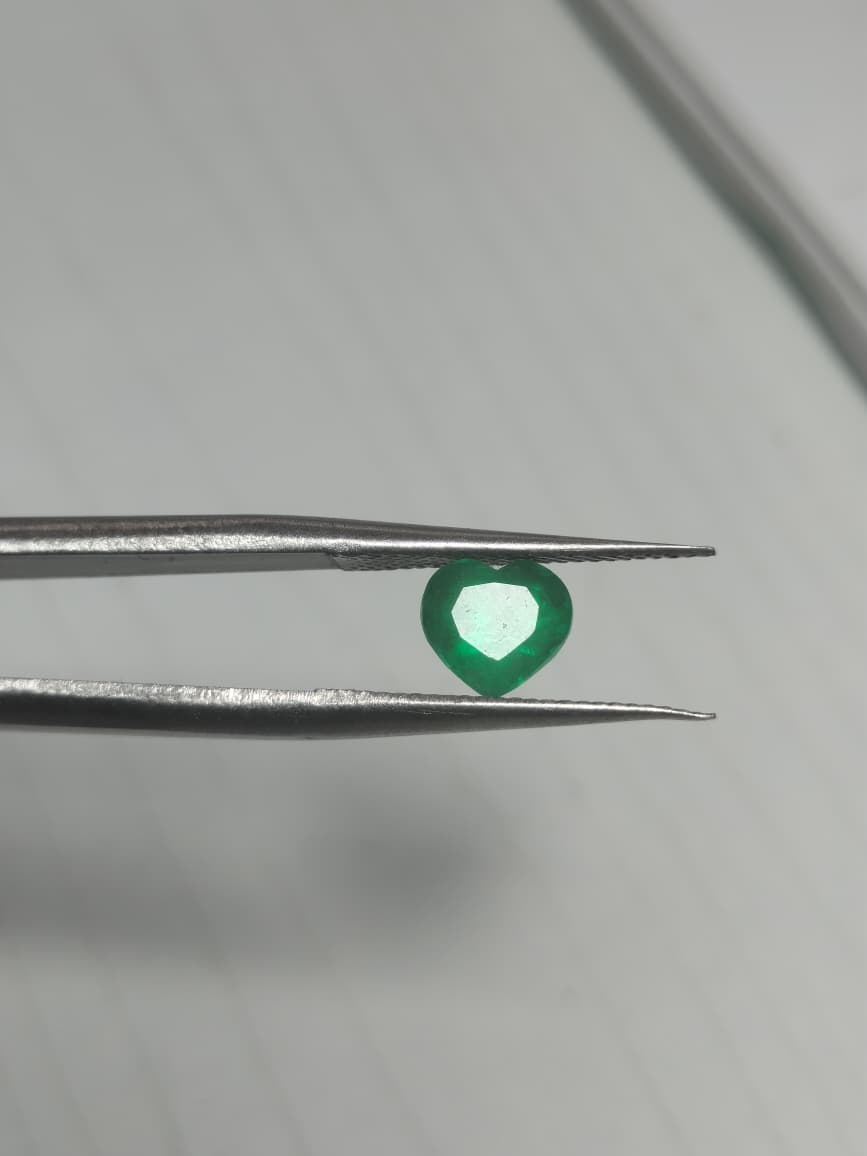 Esmeralda natural tallada en corazón, de verde vibrante y cautivador. Romántica, elegante y perfecta para una joya inolvidable.