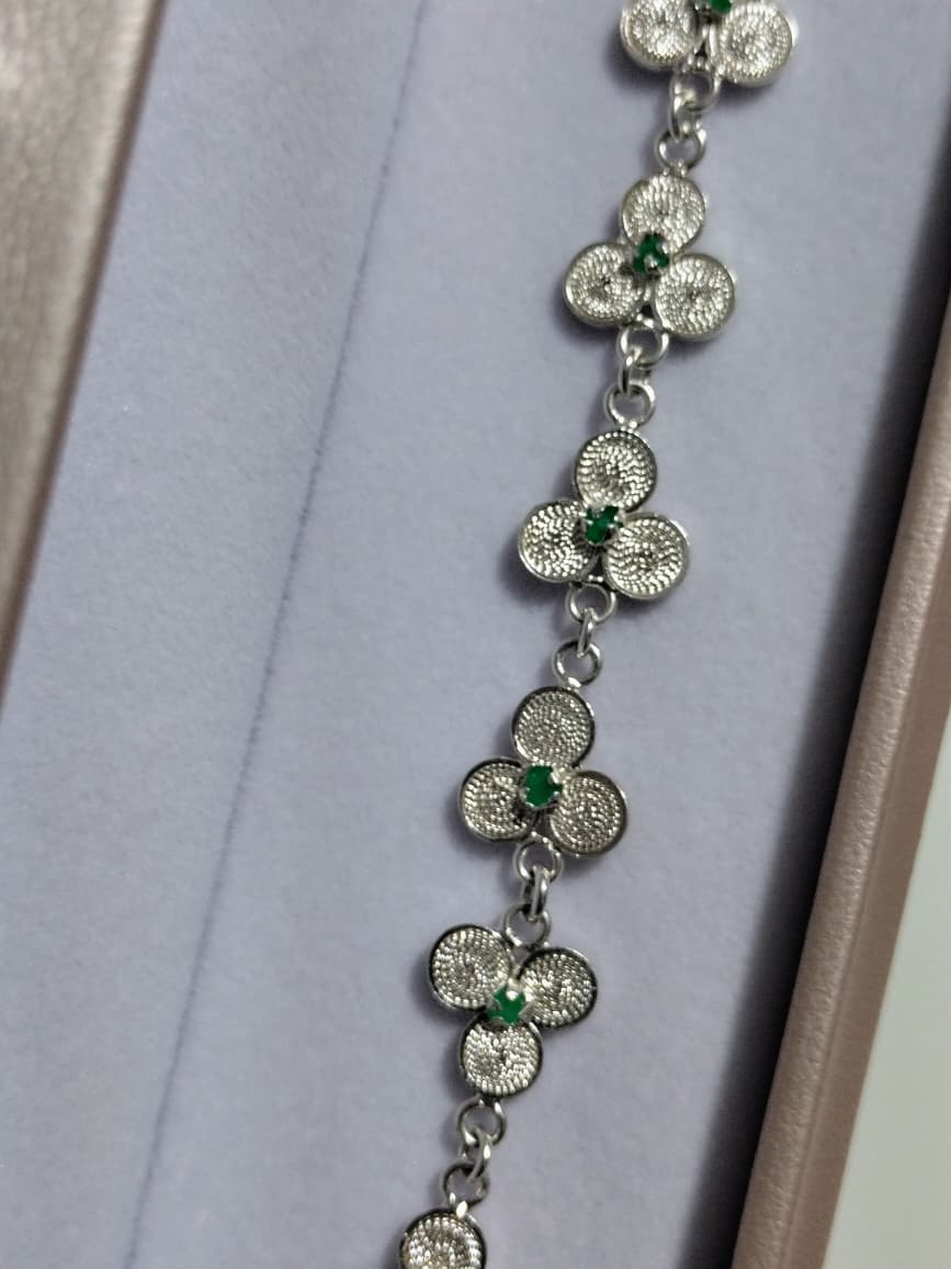 Pulsera artesanal elaborada a mano en Filigrana de Mompox (plata ley 960) y engastada con 10 auténticas esmeraldas naturales.