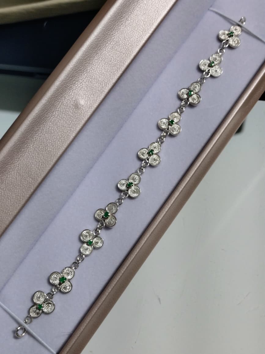 Pulsera artesanal elaborada a mano en Filigrana de Mompox (plata ley 960) y engastada con 10 auténticas esmeraldas naturales.