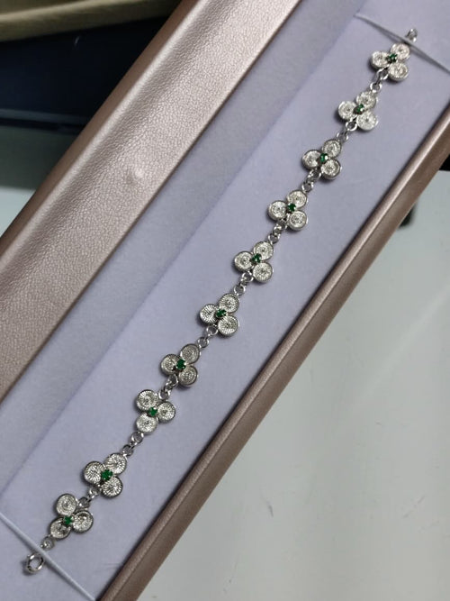 Pulsera artesanal elaborada a mano en Filigrana de Mompox (plata ley 960) y engastada con 10 auténticas esmeraldas naturales.