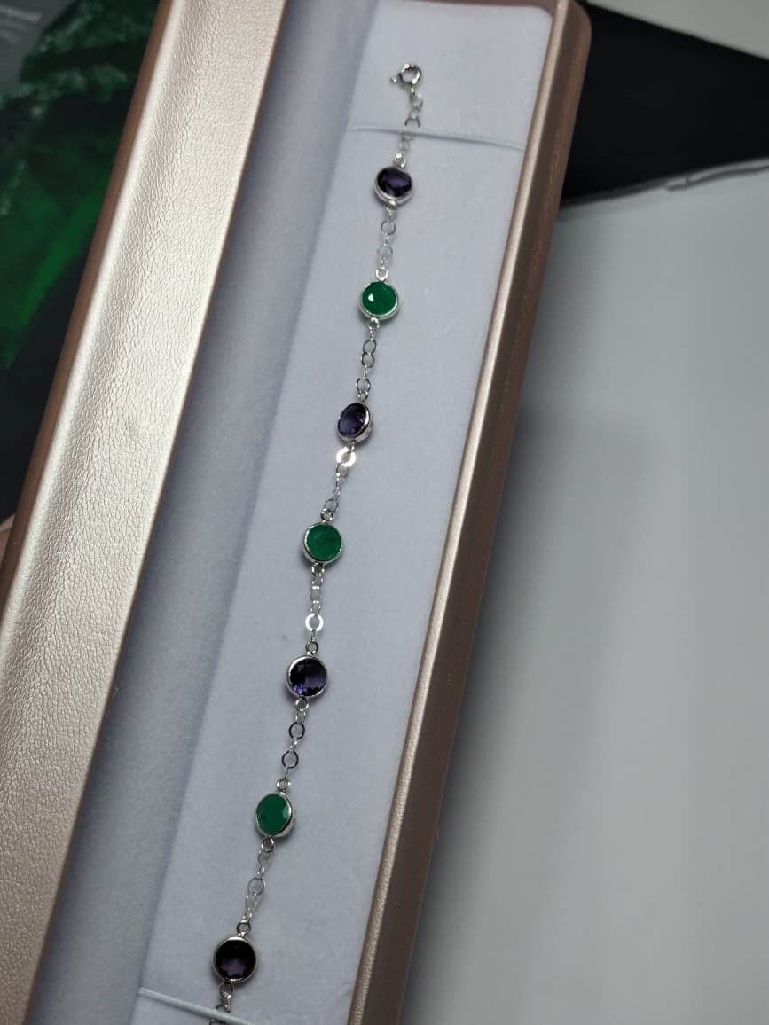 Pulsera en plata con una combinación de 3 ct de esmeraldas naturales y amatistas de tono profundo. 💚💜