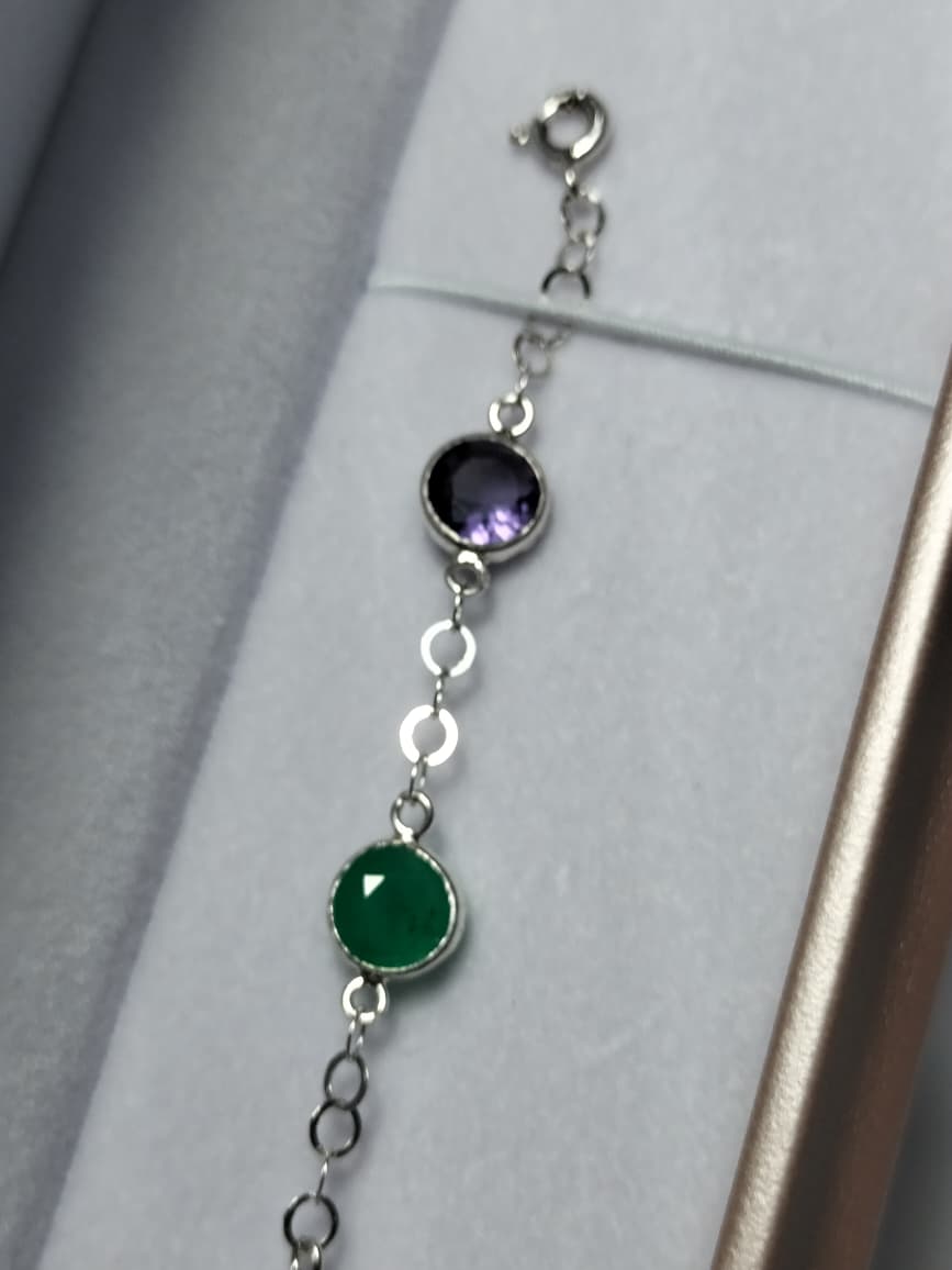Pulsera en plata con una combinación de 3 ct de esmeraldas naturales y amatistas de tono profundo. 💚💜