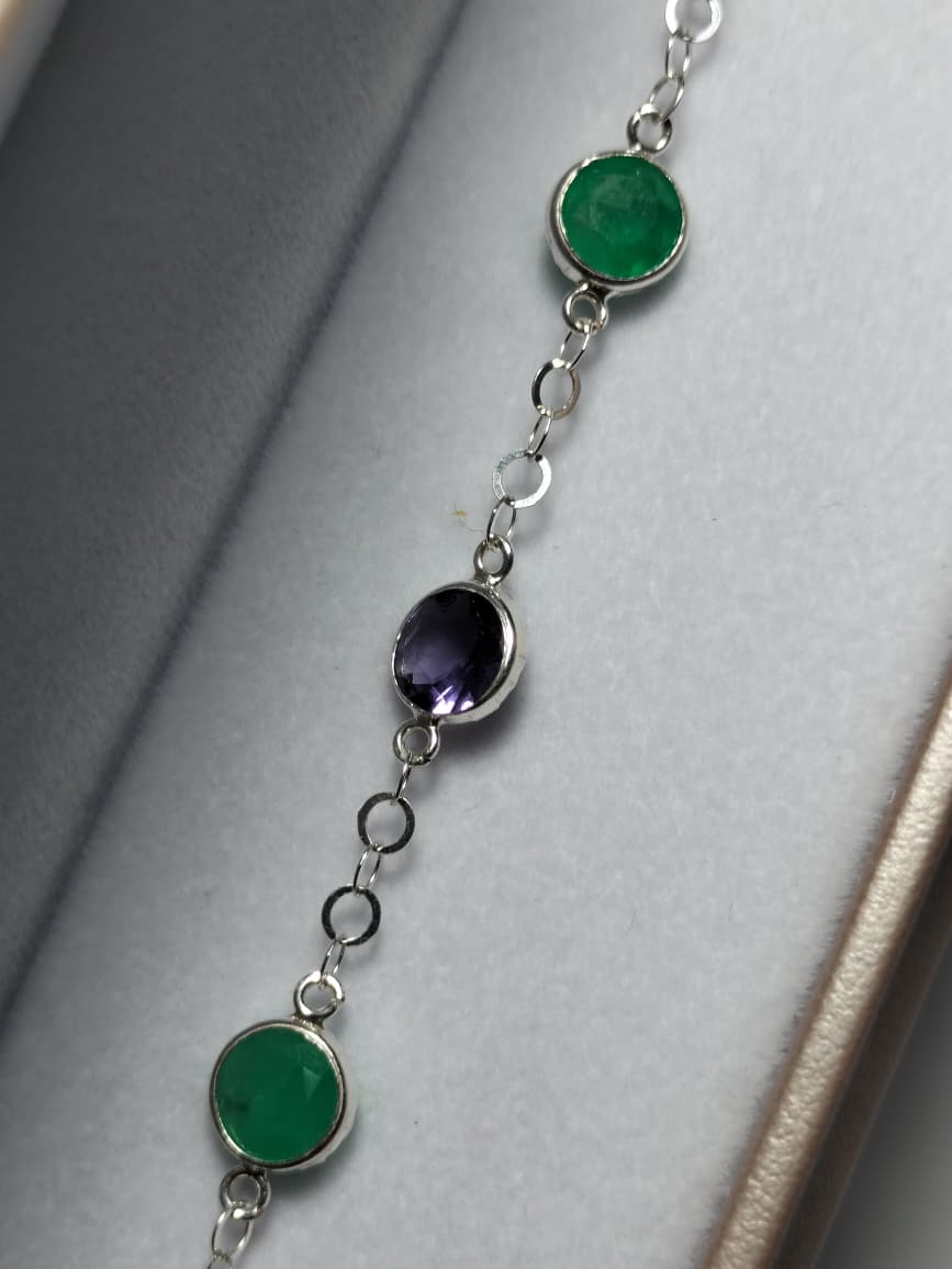 Pulsera en plata con una combinación de 3 ct de esmeraldas naturales y amatistas de tono profundo. 💚💜