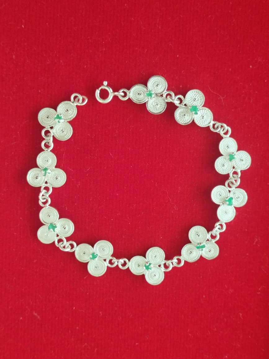 Pulsera artesanal elaborada a mano en Filigrana de Mompox (plata ley 960) y engastada con 10 auténticas esmeraldas naturales.