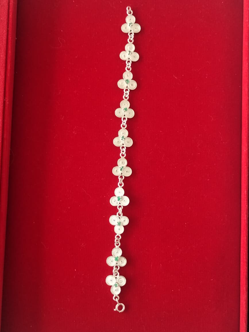 Pulsera artesanal elaborada a mano en Filigrana de Mompox (plata ley 960) y engastada con 10 auténticas esmeraldas naturales.