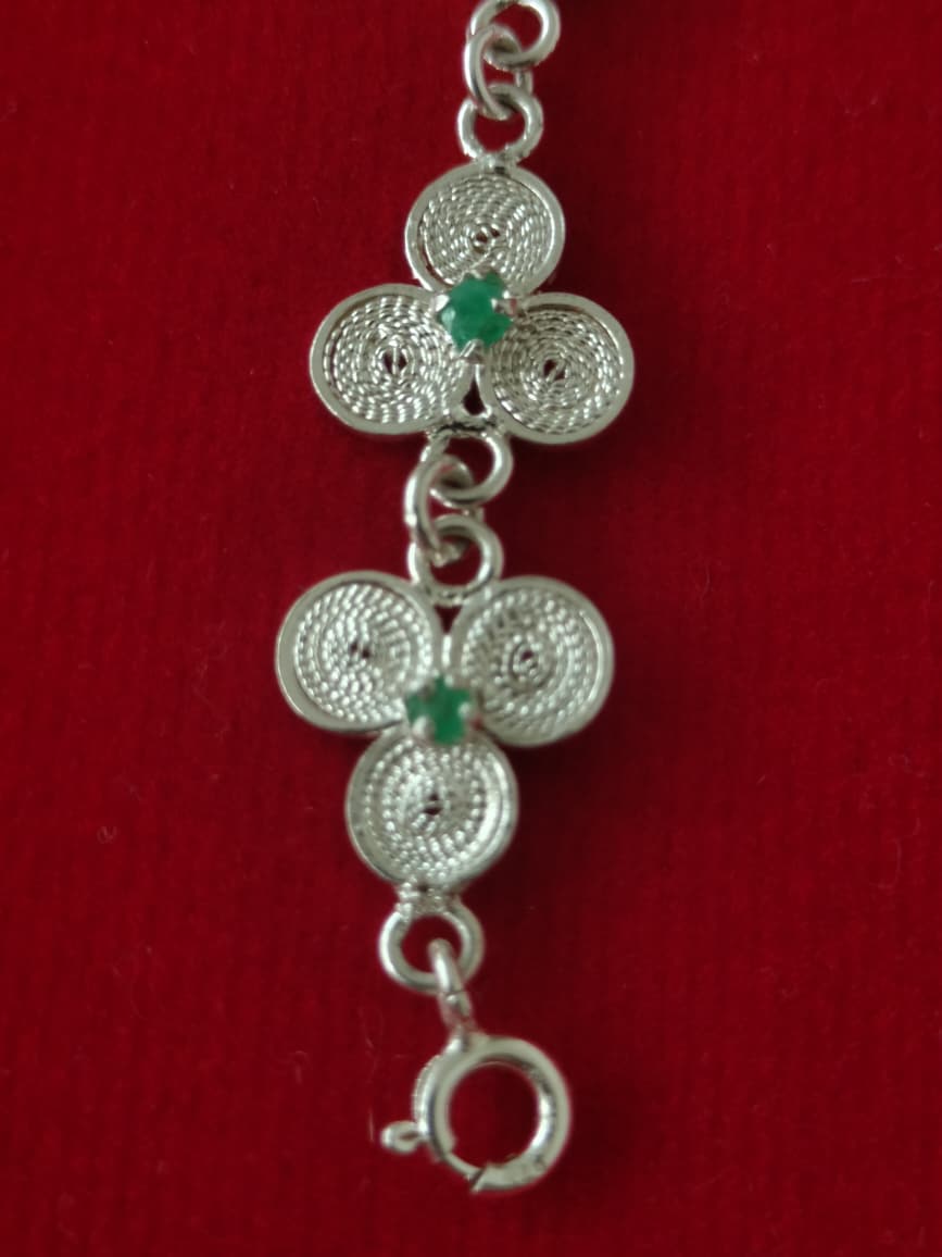 Pulsera artesanal elaborada a mano en Filigrana de Mompox (plata ley 960) y engastada con 10 auténticas esmeraldas naturales.