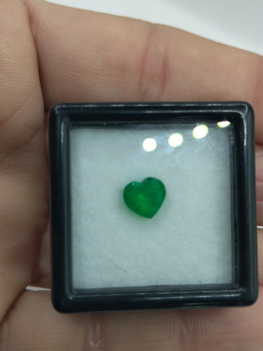 Esmeralda natural tallada en corazón, de verde vibrante y cautivador. Romántica, elegante y perfecta para una joya inolvidable.