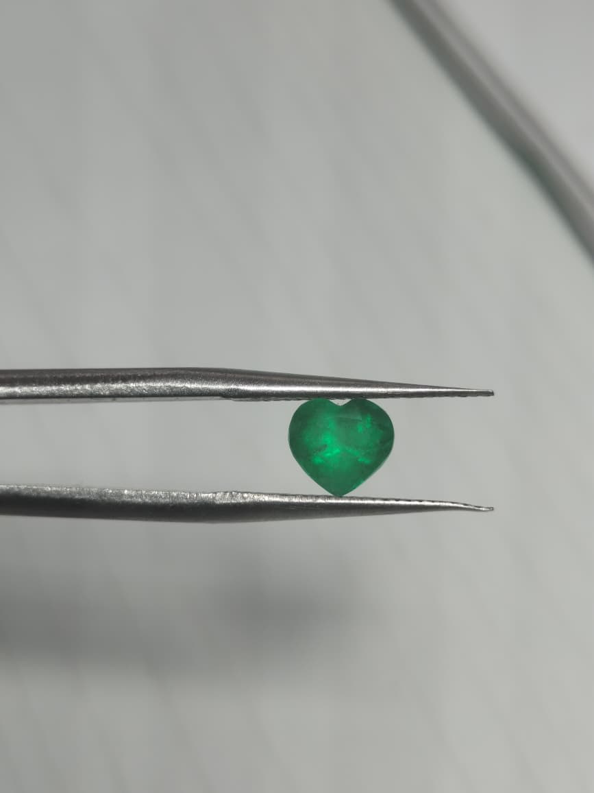 Esmeralda natural tallada en corazón, de verde vibrante y cautivador. Romántica, elegante y perfecta para una joya inolvidable.