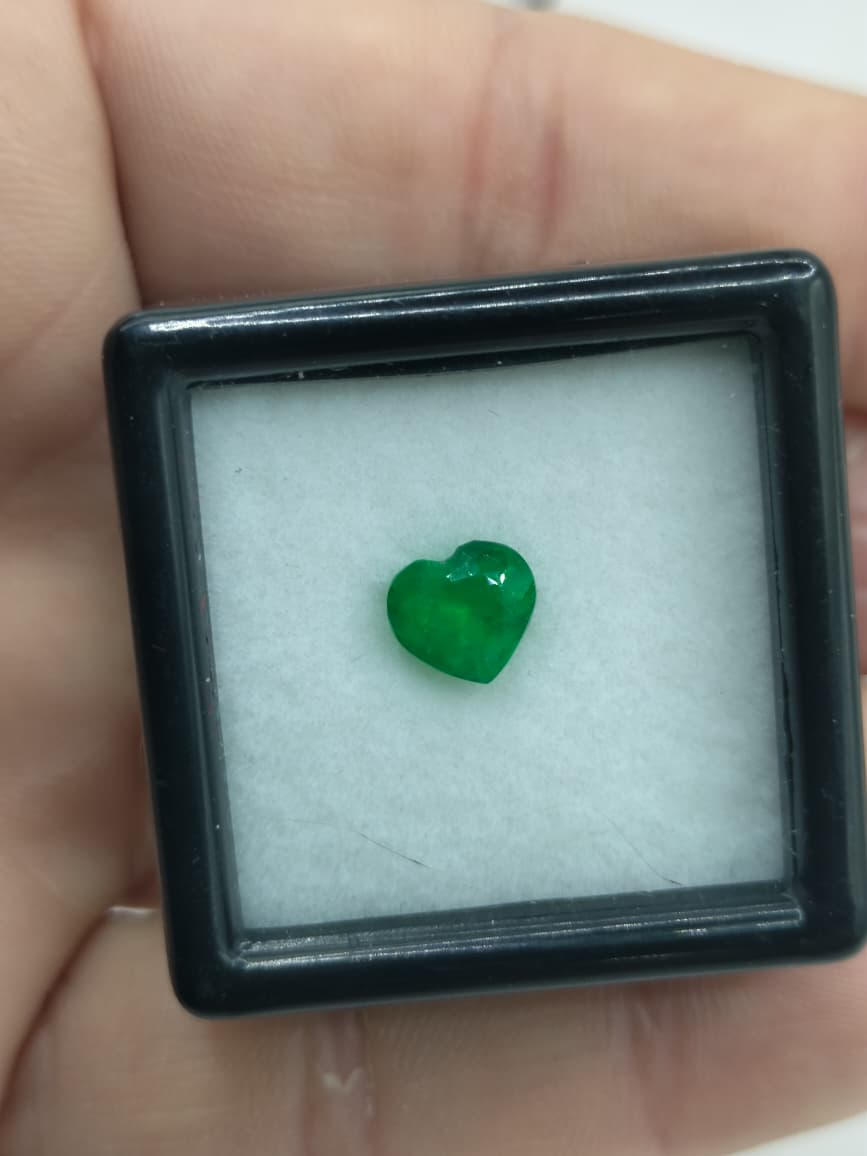 Esmeralda natural tallada en corazón, de verde vibrante y cautivador. Romántica, elegante y perfecta para una joya inolvidable.