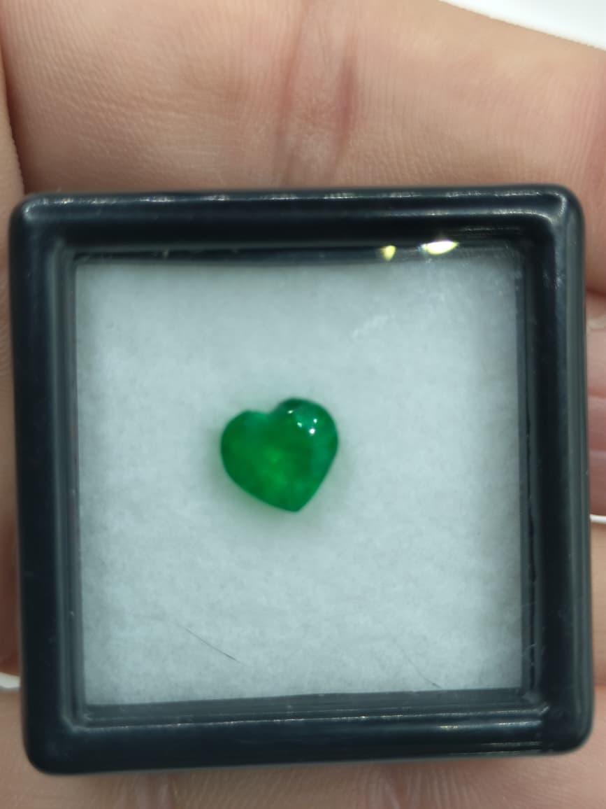 Esmeralda natural tallada en corazón, de verde vibrante y cautivador. Romántica, elegante y perfecta para una joya inolvidable.