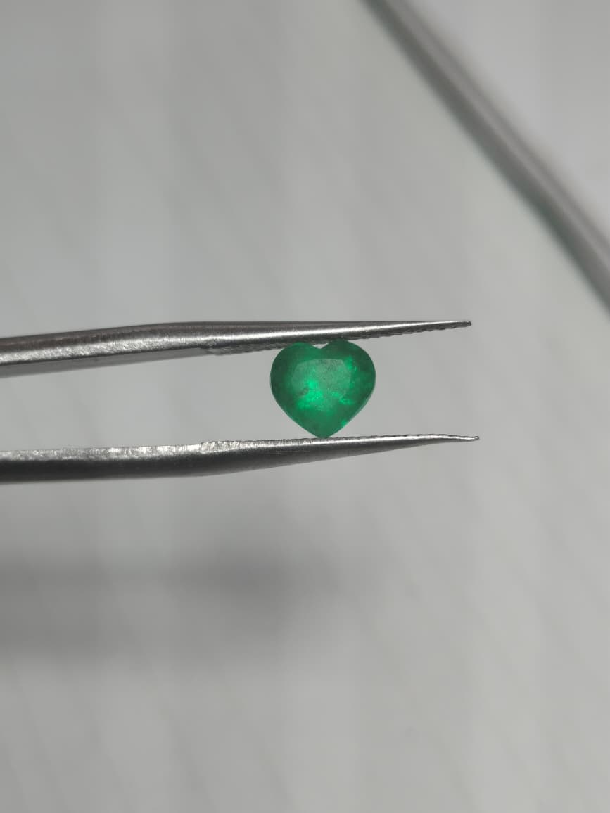 Esmeralda natural tallada en corazón, de verde vibrante y cautivador. Romántica, elegante y perfecta para una joya inolvidable.