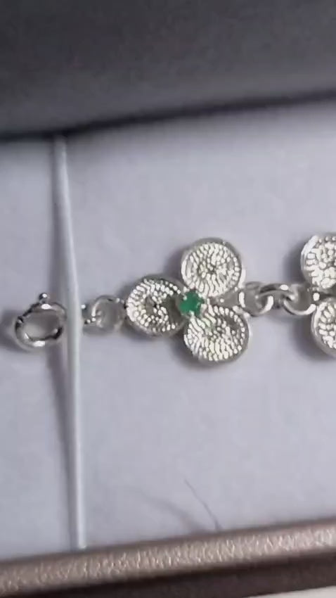 Pulsera artesanal elaborada a mano en Filigrana de Mompox (plata ley 960) y engastada con 10 auténticas esmeraldas naturales.