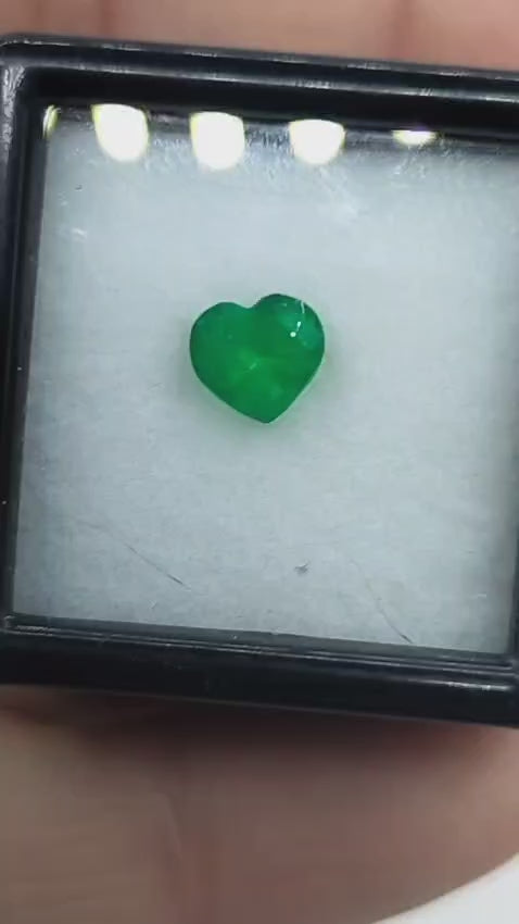 Esmeralda natural tallada en corazón, de verde vibrante y cautivador. Romántica, elegante y perfecta para una joya inolvidable.