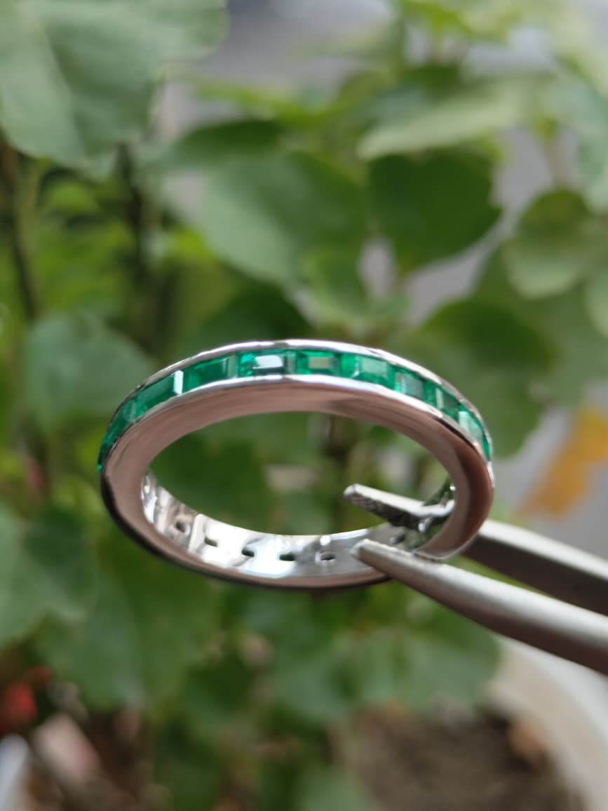 Anillo en Oro Blanco 18k con 24 Esmeraldas Naturales