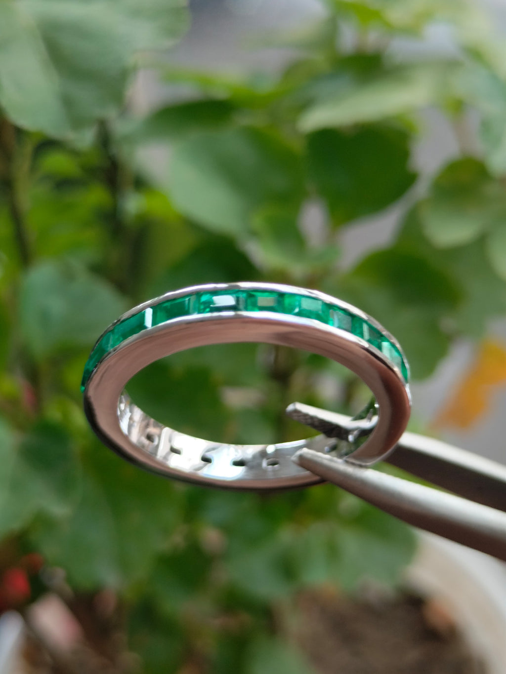 Anillo en Oro Blanco 18k con 24 Esmeraldas Naturales