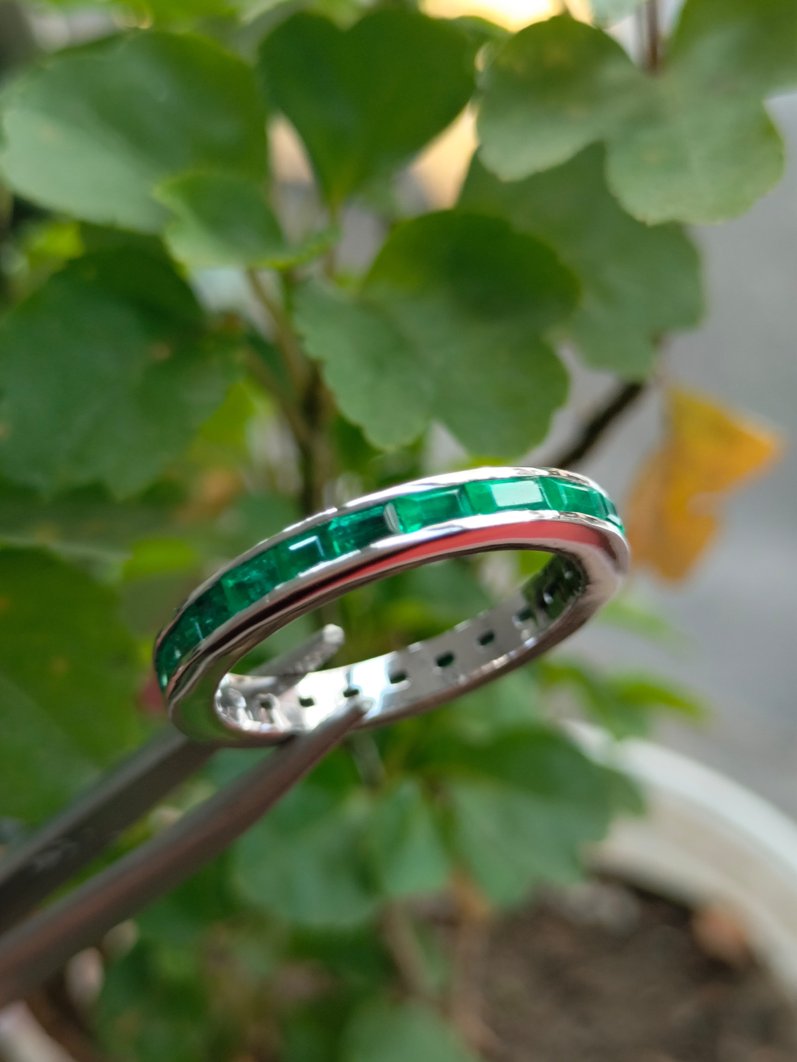 Anillo en Oro Blanco 18k con 24 Esmeraldas Naturales